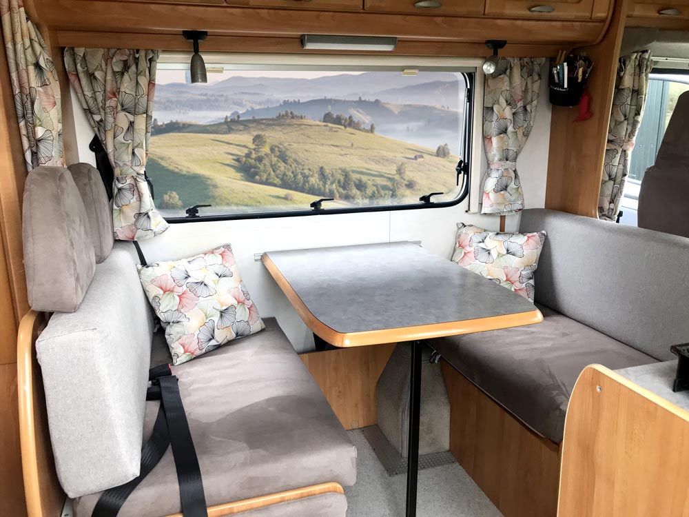 Comment choisir les rideaux, protections et décorations pour un camping-car  ?